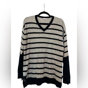 Vince size M gray and navy blue v neck cotton sweater